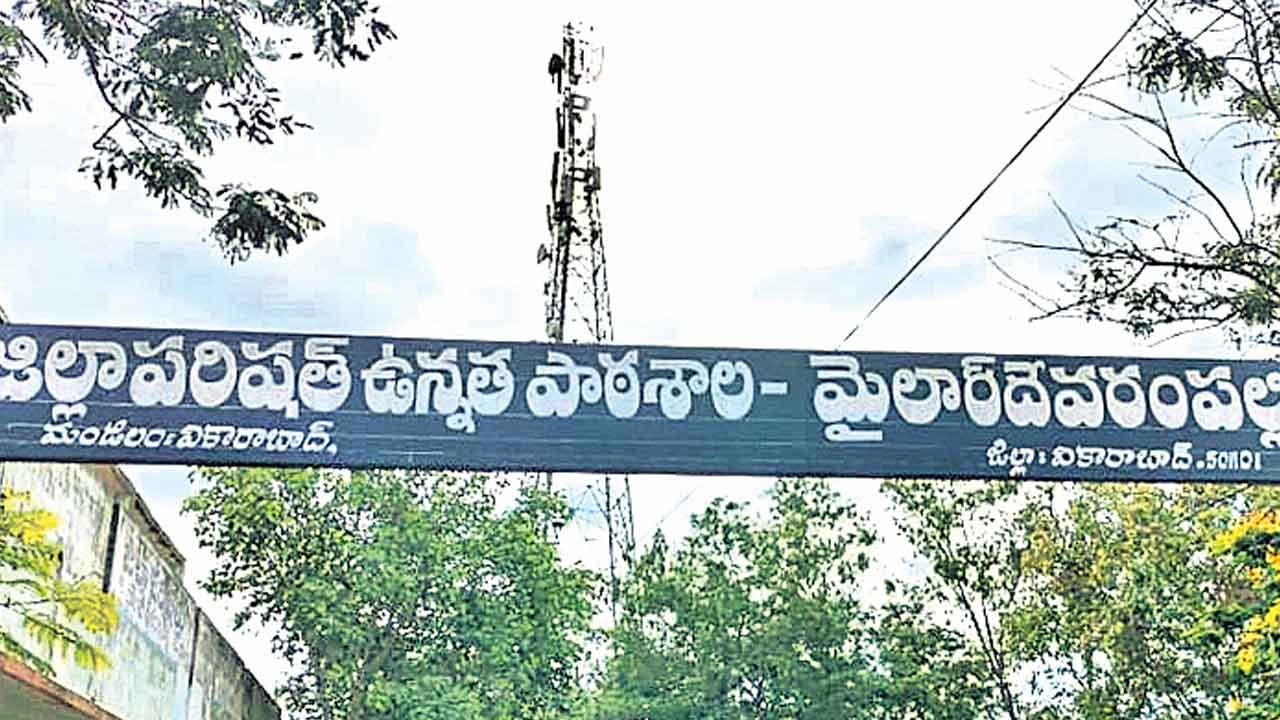 పాఠశాల విద్యార్థుల నిమిత్తం వచ్చిన నిధులు స్వాహా..?