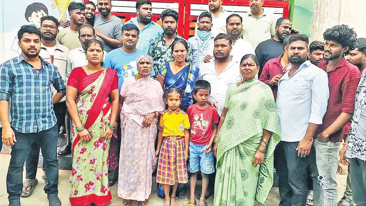 యూనిఫాం వేసుకురాలేదని బయట నిల్చోబెట్టి..