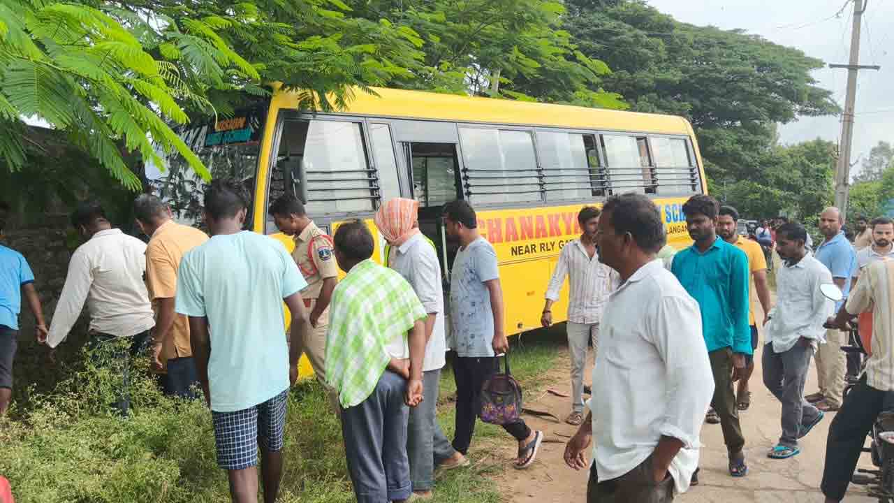 School Bus | లింగాపూర్‌లో తప్పిన ప్రమాదం.. రోడ్డు పక్కకు దూసుకెళ్లిన స్కూలు బస్సు