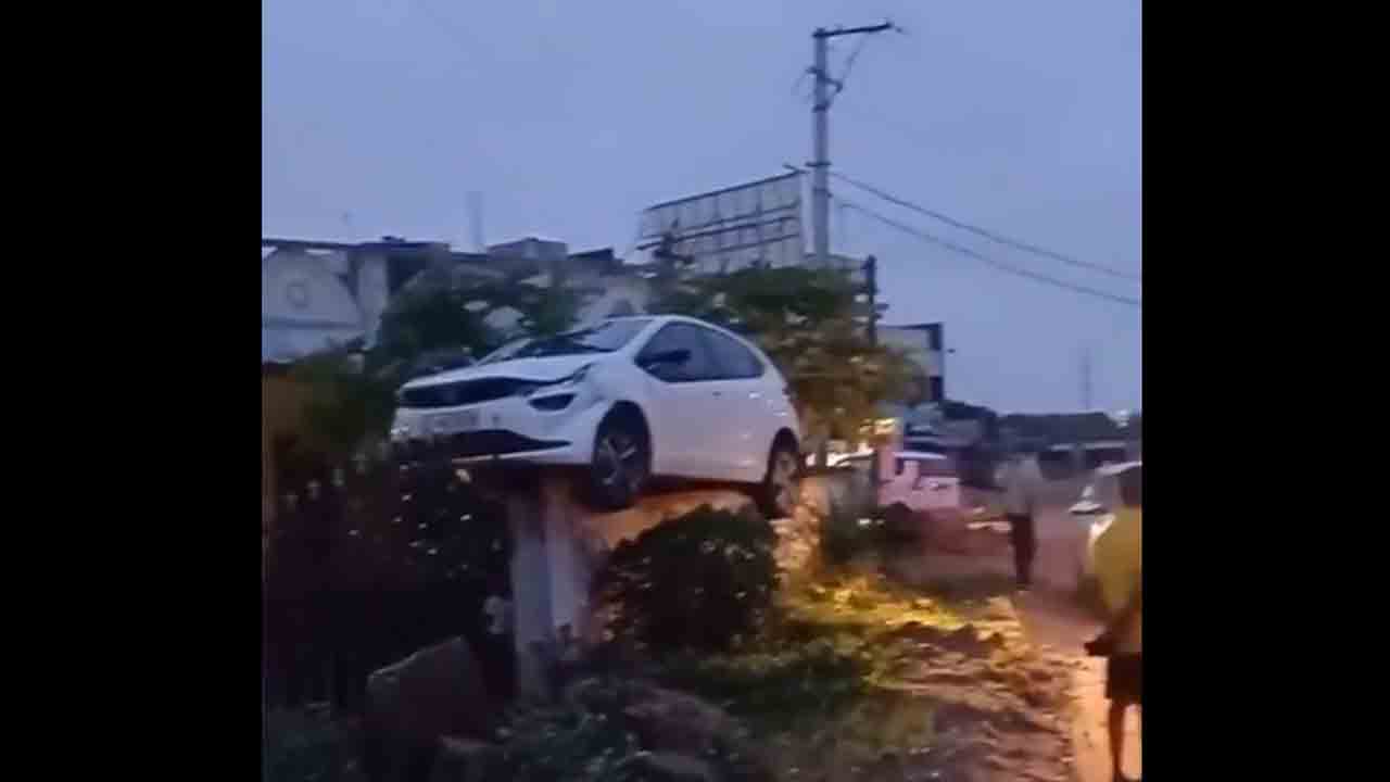 Shambipur | డివైడర్‌ను ఢీకొట్టి.. ఇంటి గోడపై పడిన కారు.. వీడియో