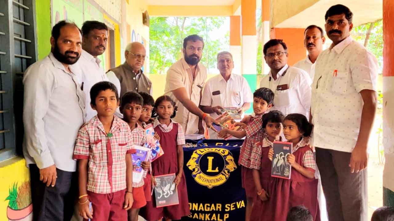 Notebooks | చిల్కమర్రి గ్రామంలో విద్యార్థులకు నోట్‌బుక్స్‌ అందజేత