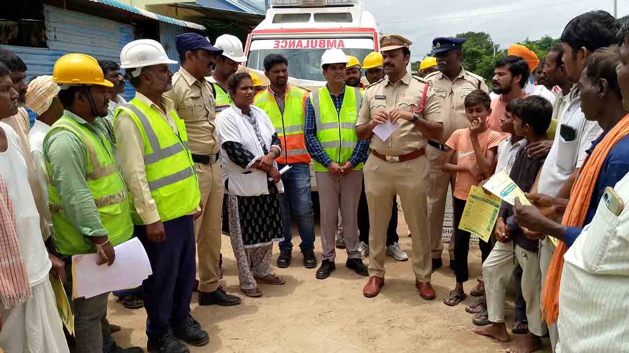 Sangareddy | రోడ్డు భద్రతపై అవగాహన కార్యక్రమం.. వాహనదారులకు కీలక సూచనలు చేసిన ఎస్సై