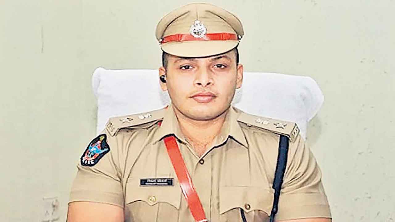 ఏపీ ఐపీఎస్‌ సిద్ధార్థ్‌ కౌశల్‌ రాజీనామా