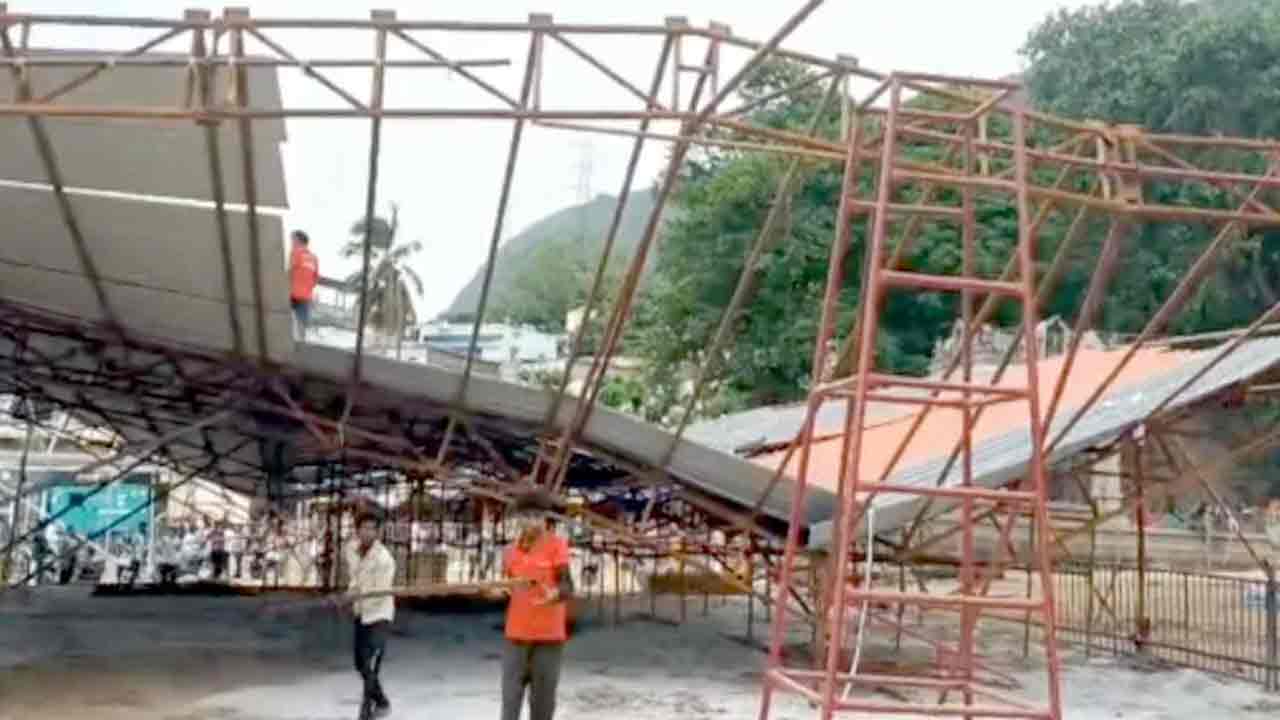 సింహాచలంలో అప్పన్న సన్నిధిలో తప్పిన పెను ప్రమాదం