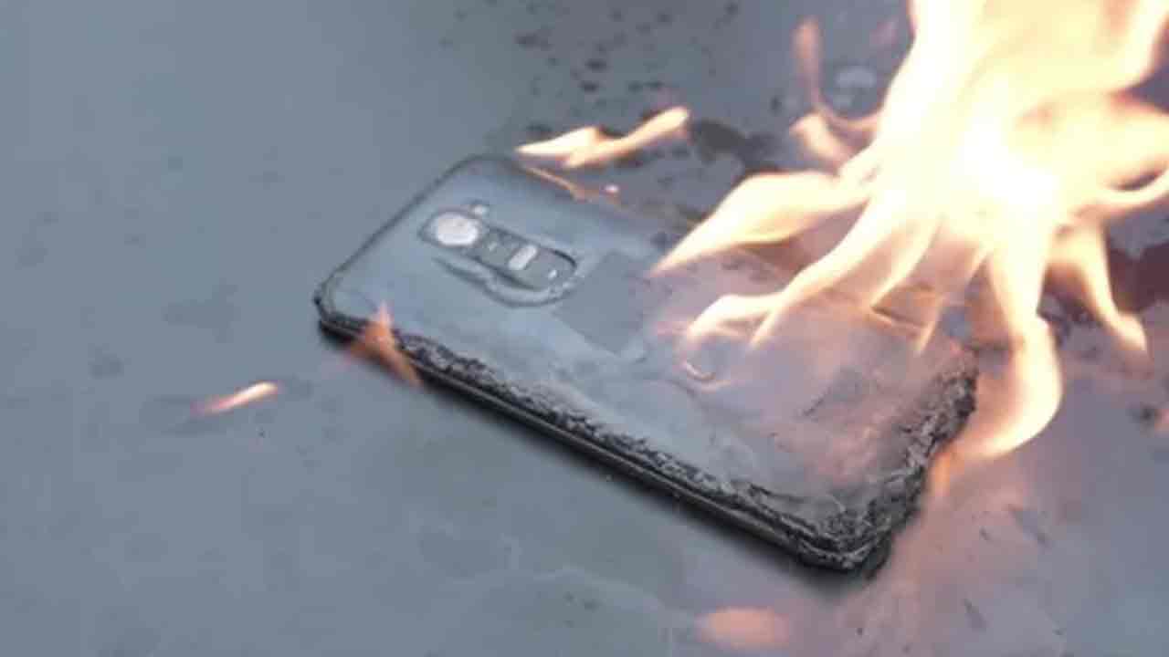 Hyderabad | ప్యాంటు జేబులో పేలిన ఫోన్.. యువ‌కుడికి గాయాలు