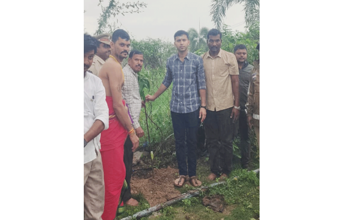 Nalgonda : ఛాయా సోమేశ్వరాలయంలో ఎస్పీ శరత్ చంద్ర పవార్ పూజలు