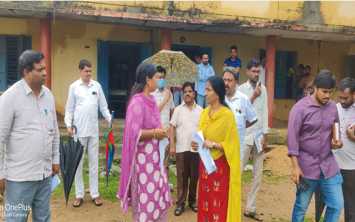 Karepalli : కారేపల్లి జూనియర్ కళాశాల మ‌ర‌మ్మ‌తు ప‌నుల ప‌రిశీల‌న‌