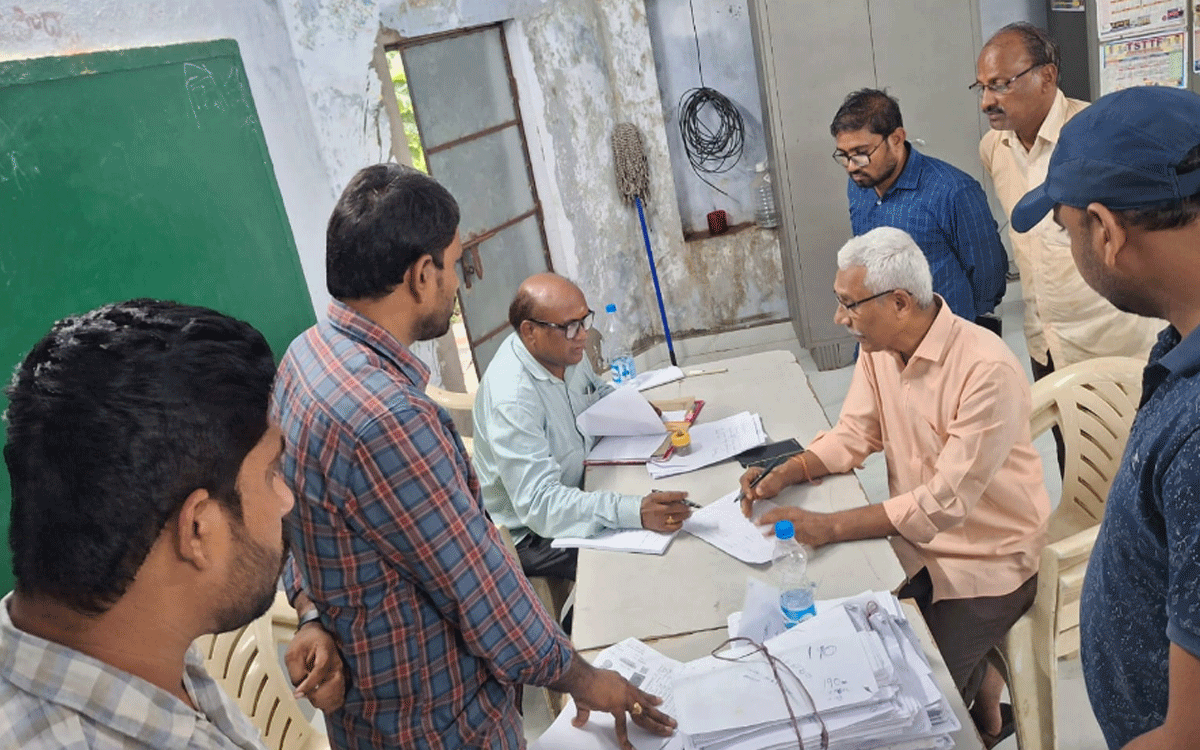Karepalli : భూ భారతి దరఖాస్తుల ఆన్లైన్ నమోదు వేగవంతం చేయాలి : అదనపు కలెక్టర్ శ్రీనివాస్రెడ్డి