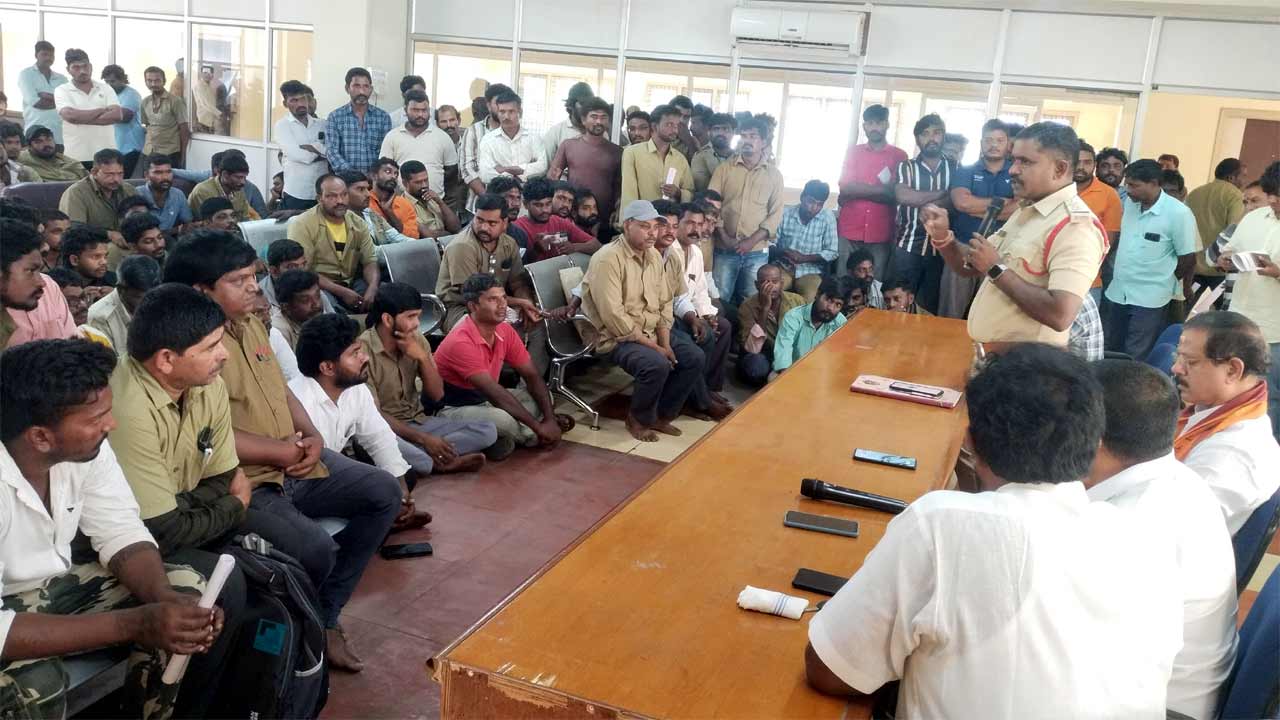 Srisailam | భక్తులతో మర్యాదగా నడుచుకోండి.. శ్రీశైలం జీపు, ఆటో డ్రైవర్లకు సీఐ కీలక సూచనలు