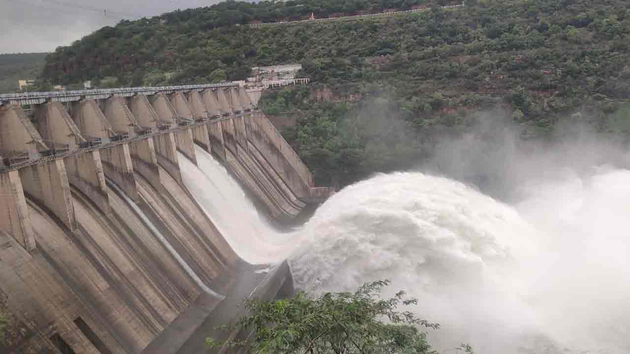 Srisailam | శ్రీశైలానికి కొనసాగుతున్న వరద