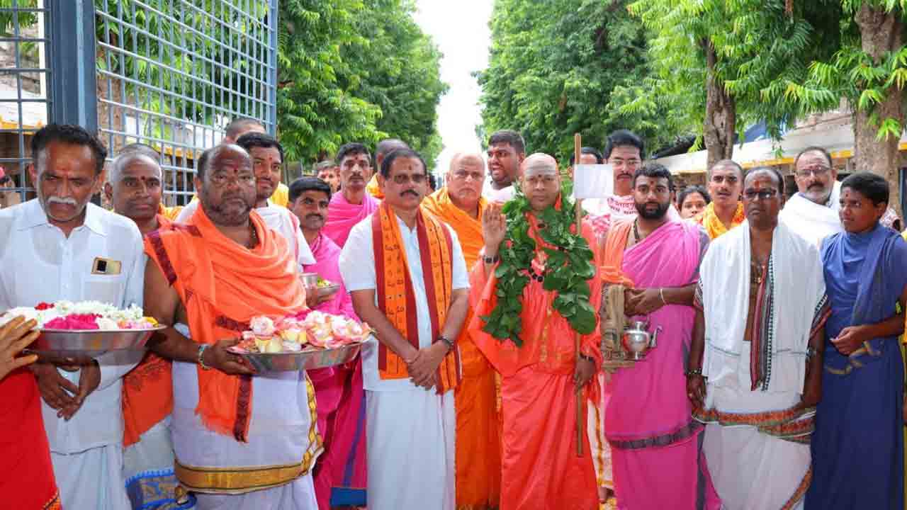 Srisailam | శ్రీశైల మల్లన్న సేవలో జగద్గురు పీఠాధిపతి