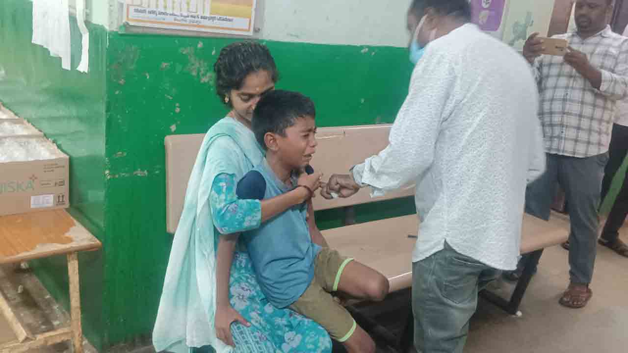 Stray Dogs | మెట్‌పల్లిలో వీధి కుక్కల వీరంగం.. పది మంది విద్యార్థులకు గాయాలు