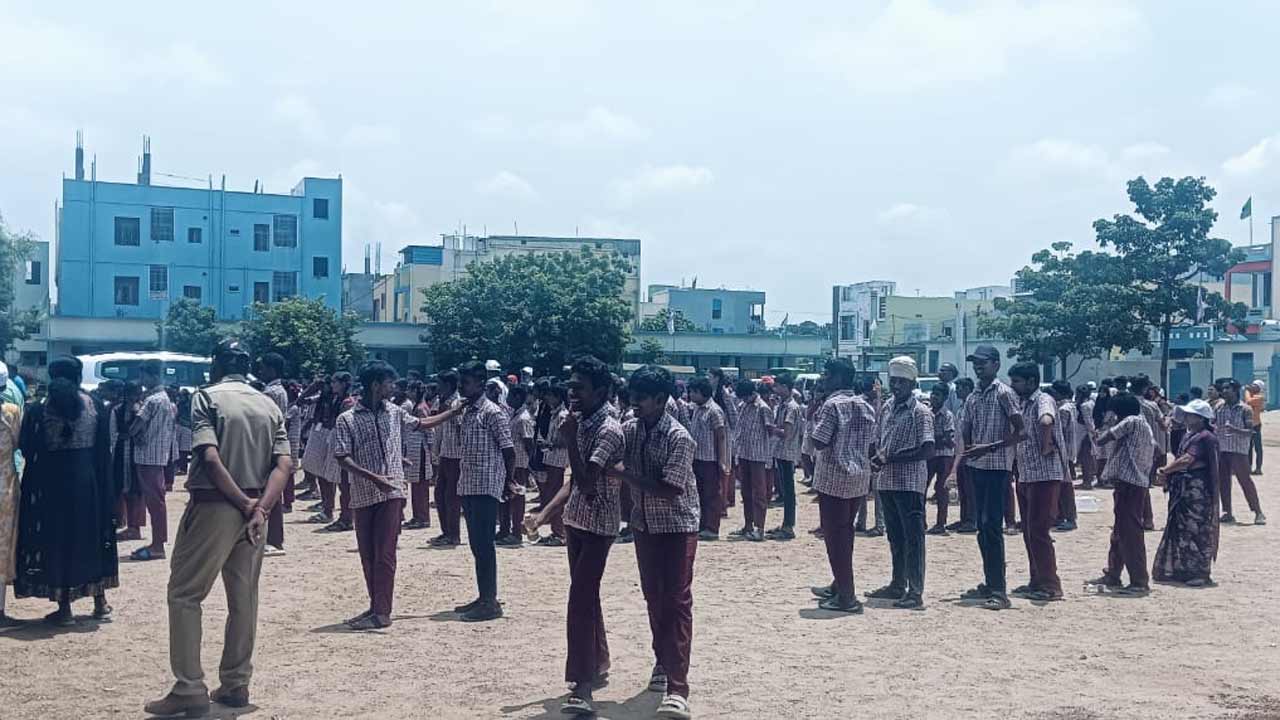 మంత్రి కొండా సురేఖ పాల్గొన్న కార్యక్రమంలో నీడలో అధికారులు… ఎండలో విద్యార్థులు