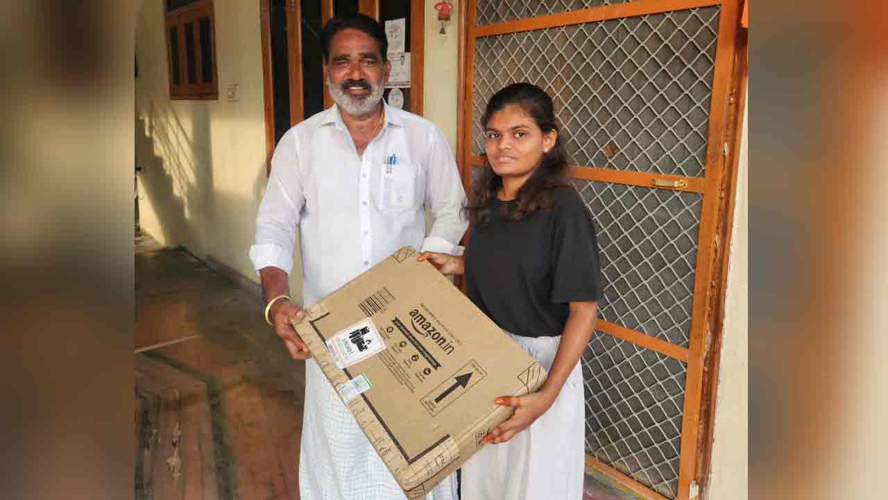 Peddapally | నిరుపేద విద్యార్థినికి ల్యాప్‌టాప్ అంద‌జేసిన మాజీ స‌ర్పంచ్