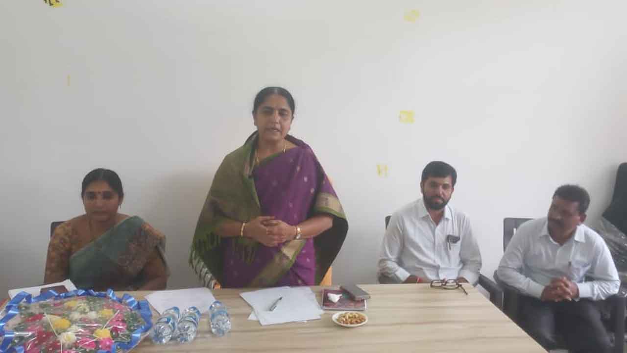 MLA Sunitha Lakshma Reddy | విద్యార్థులకు కాస్మోటిక్ ఛార్జీలు చెల్లించాలి : ఎమ్మెల్యే సునీత లక్ష్మారెడ్డి