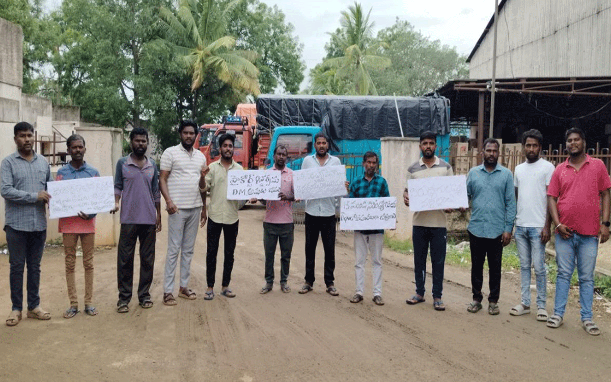 Thimmajipeta : హైకోర్టు ఉత్తర్వులను అమలు చేయాల‌ని టీజీ బీసీఎల్ వ‌ద్ద యువ‌కుల‌ ఆందోళ‌న‌