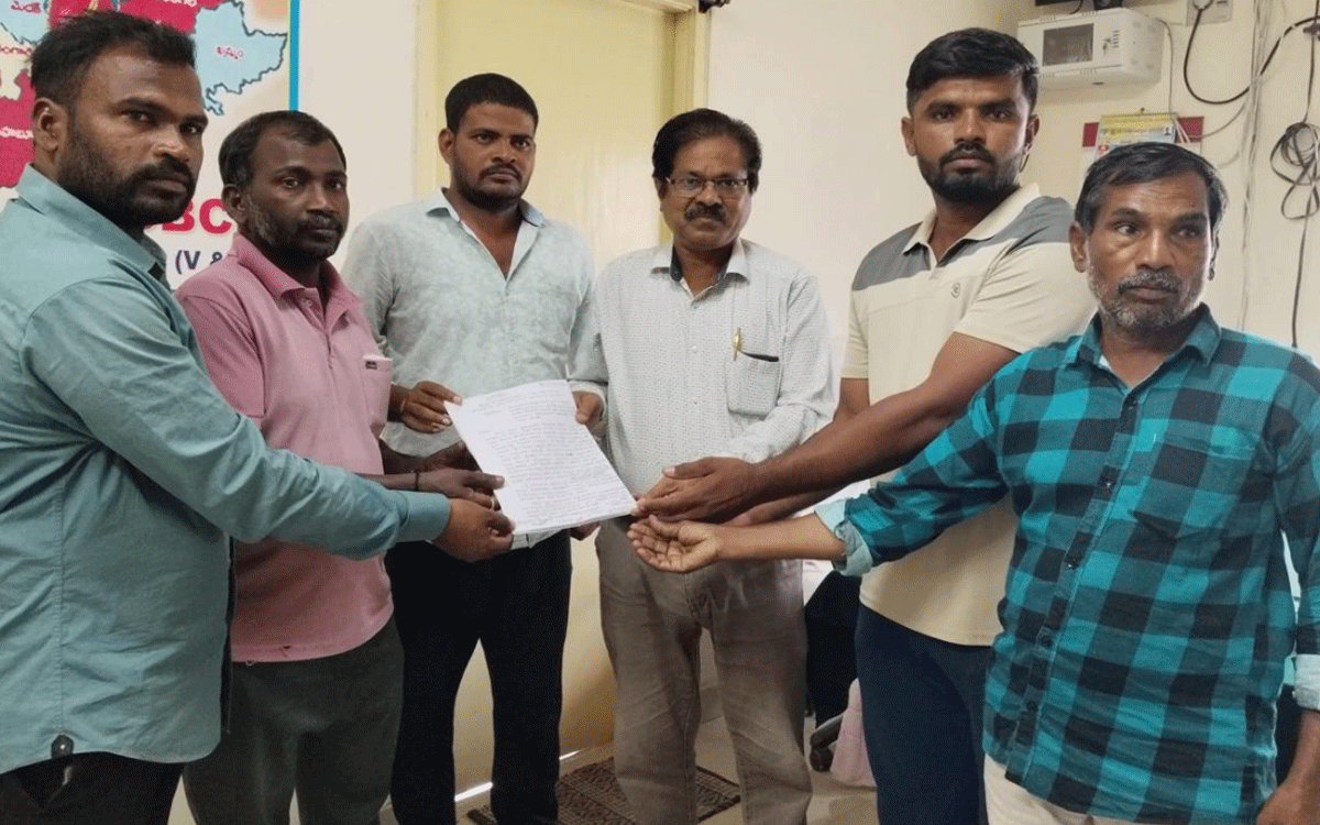 Thimmajipeta : హైకోర్టు ఉత్తర్వులను అమలు చేయాల‌ని టీజీ బీసీఎల్ వ‌ద్ద యువ‌కుల‌ ఆందోళ‌న‌