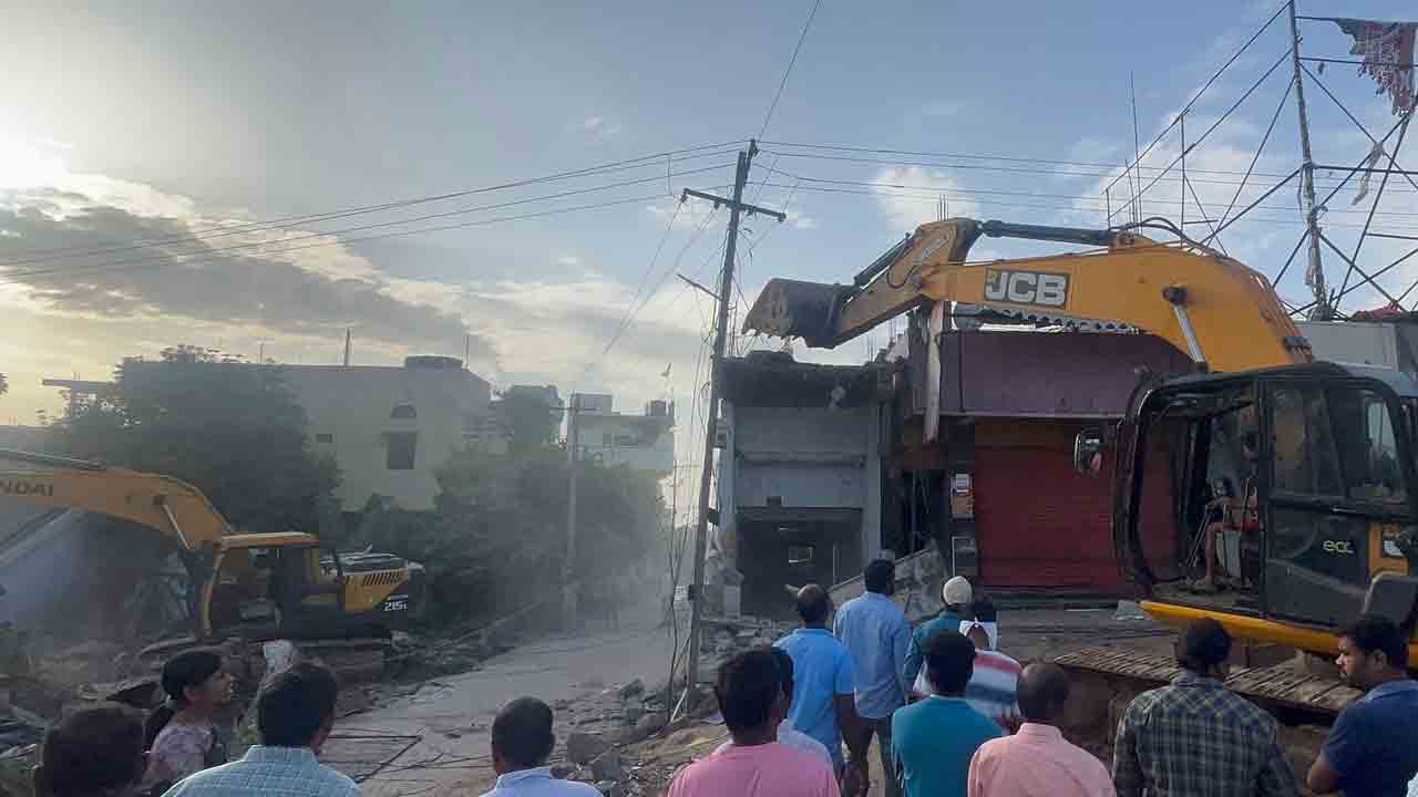 Vemulawada | అర్ధరాత్రి నుంచి నిద్ర లేకుండా చేస్తున్న ప్రభుత్వం.. బుల్డోజర్లను ముందు పెట్టి బెదిరిస్తున్న పోలీసులు