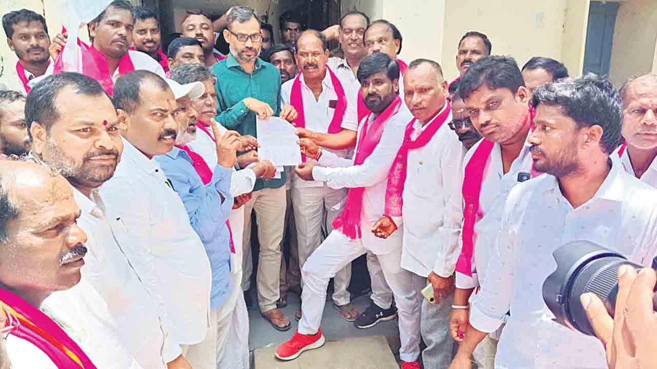 బీటీ రోడ్లకు వెంటనే మరమ్మతులు చేయాలి