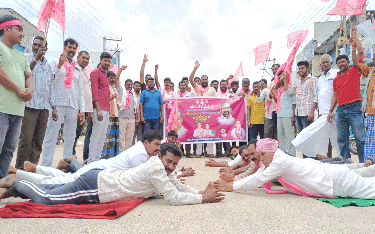 Thungathurthy : తుంగతుర్తి మెయిన్ రోడ్డు పనులు ప్రారంభించాలని పొర్లు దండాలతో నిరసన