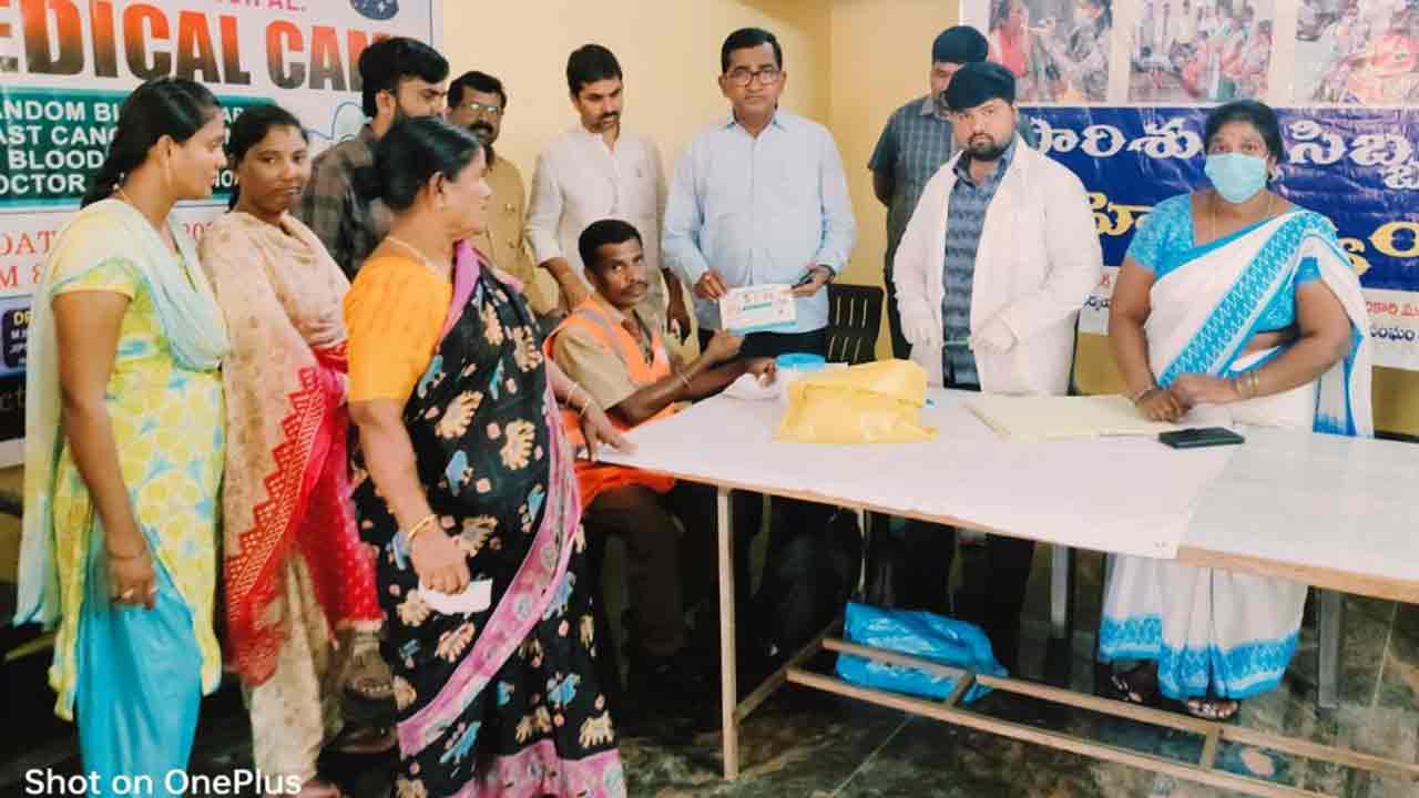 మున్సిపల్‌ కార్మికులు ఆరోగ్యం పట్ల శ్రద్ద వహించాలి : తుర్కయంజాల్‌ మున్సిపల్ కమిష‌న‌ర్