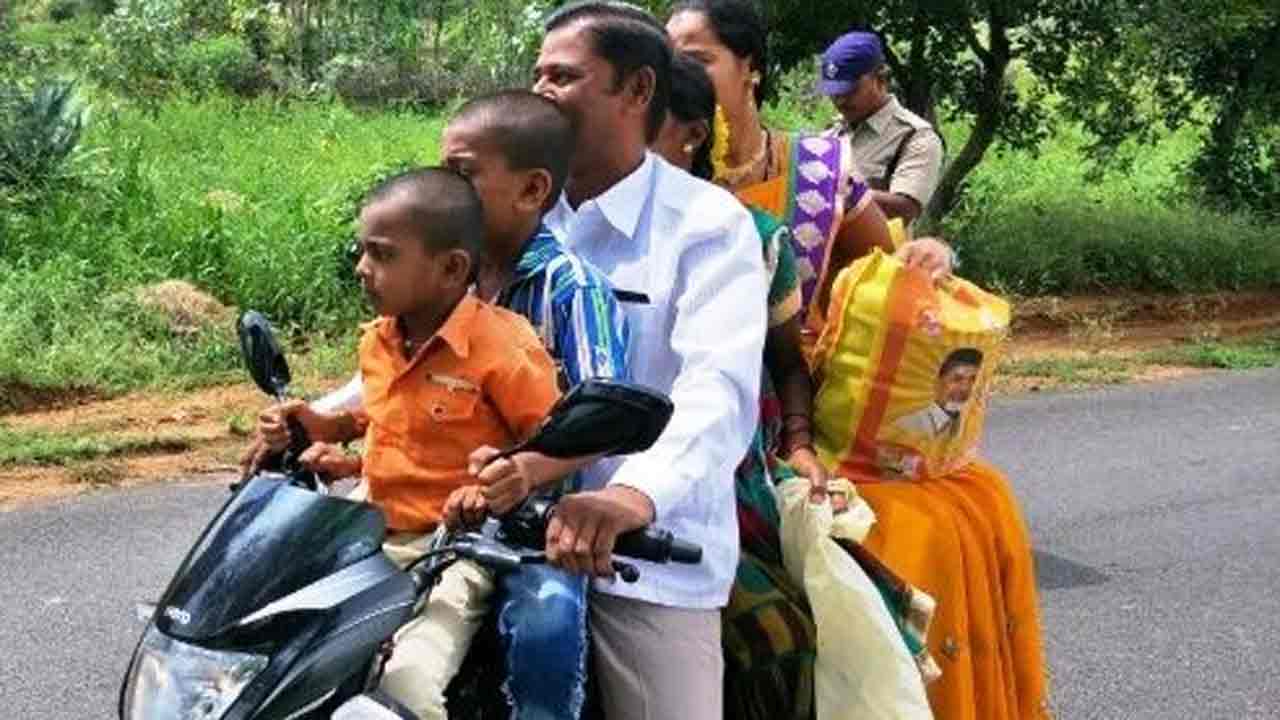 Traffic Challan | చిన్నపిల్లలు ఉంటే రెట్టింపు జరిమానా.. ట్రాఫిక్ ఉల్లంఘనలపై కేంద్ర రవాణా శాఖ ప్రతిపాదన