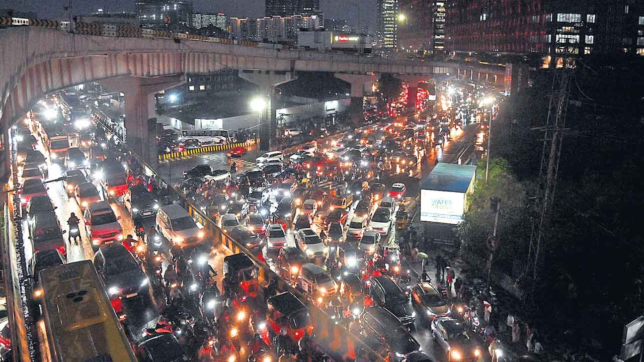 కమ్మేసి.. కుమ్మేసి.. సీజన్‌లోనే రికార్డు స్థాయి వర్షపాతం .. అస్తవ్యస్తమైన నగరం