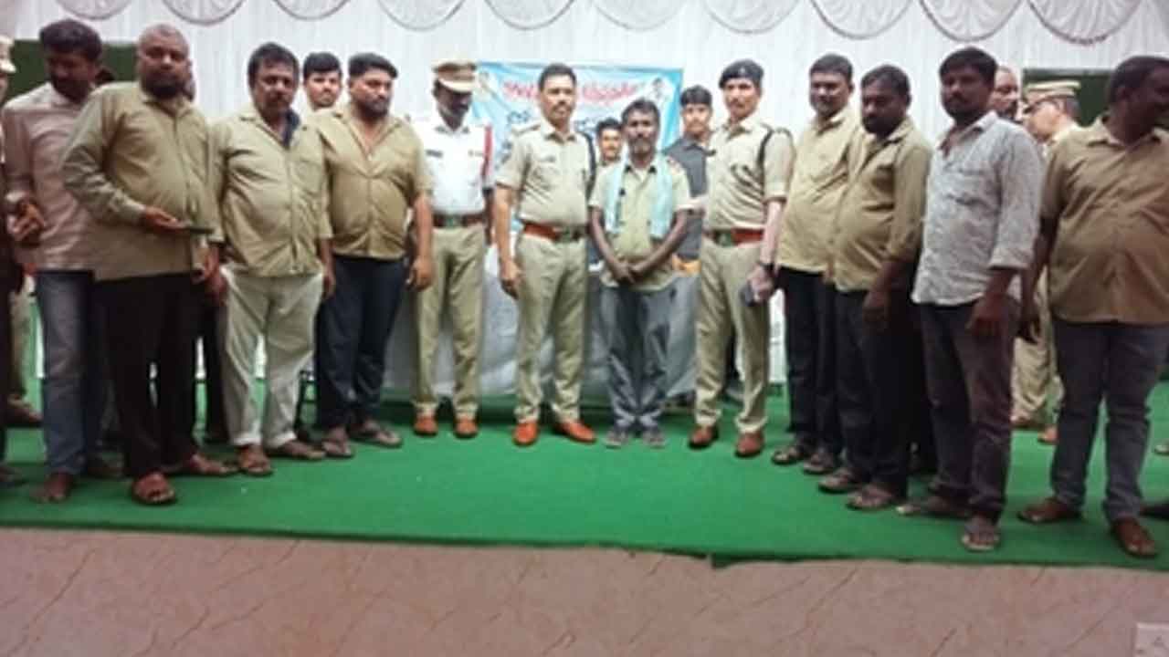 Auto drivers | ఆటో డ్రైవర్స్‌ ట్రాఫిక్ నిబంధనలు పాటించాలి : డీసీపీ ప్రభాకర్ రావు