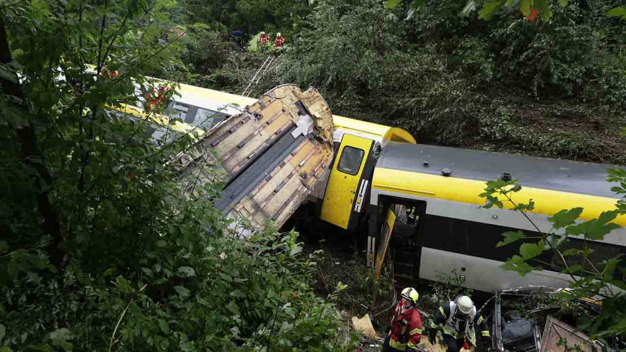 Train Derails | పట్టలు తప్పిన రైలు.. ముగ్గురు మృతి, 34 మందికి గాయాలు