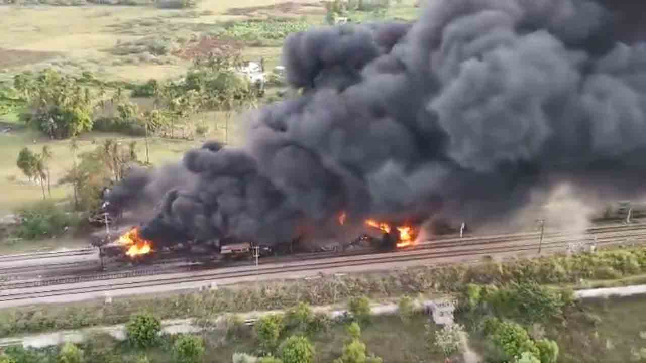 Massive Fire | డీజిల్‌ లోడుతో వెళ్తున్న గూడ్స్‌ రైలులో మంటలు