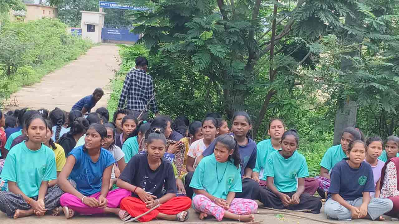 Tribal School | రోడ్డెక్కిన కోటపల్లి ఆశ్రమ పాఠశాల విద్యార్థులు