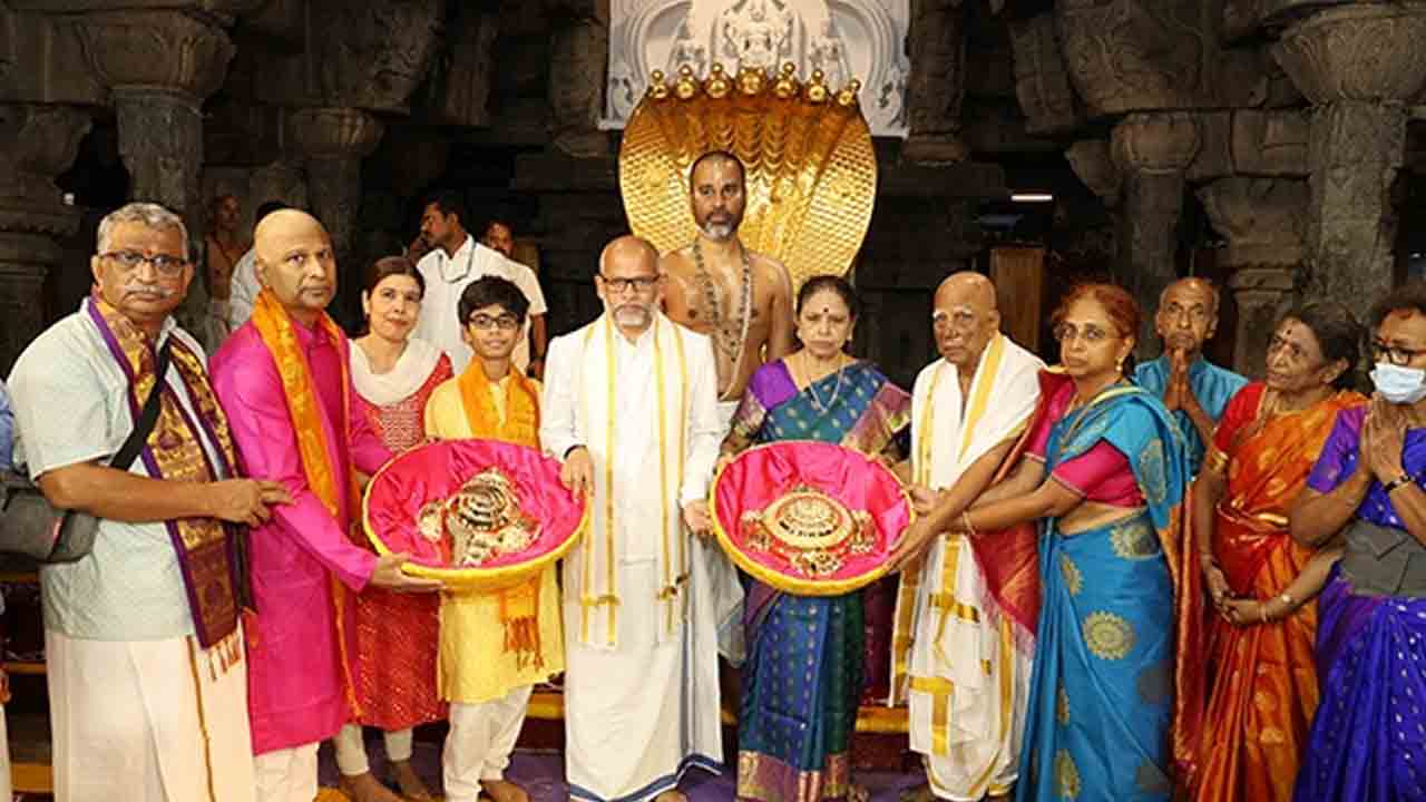 Tirumala | తిరుమల శ్రీవారికి 2.5 కిలోలతో బంగారు శంకు చక్రాలు.. వాటి విలువ ఎన్ని కోట్లు అంటే..
