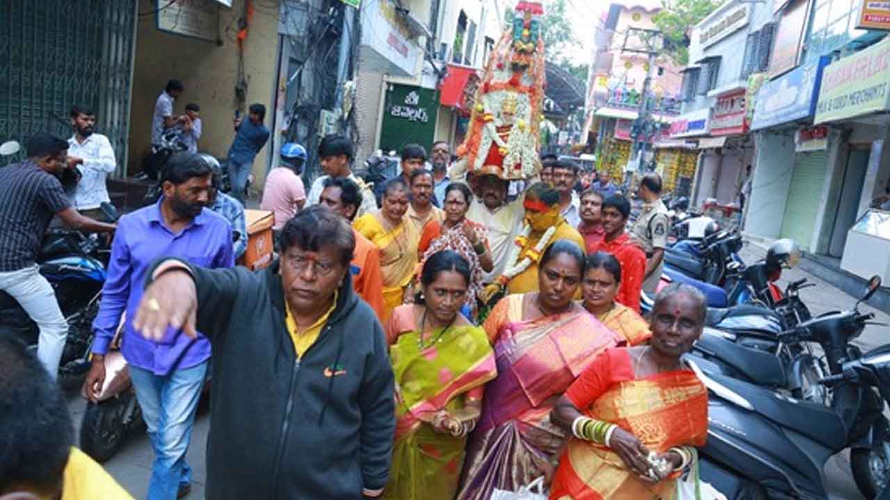 Ujjain Mahankali | అంగరంగ వైభవంగా ఉజ్జయిని మహంకాళి ఘటోత్సవాలు