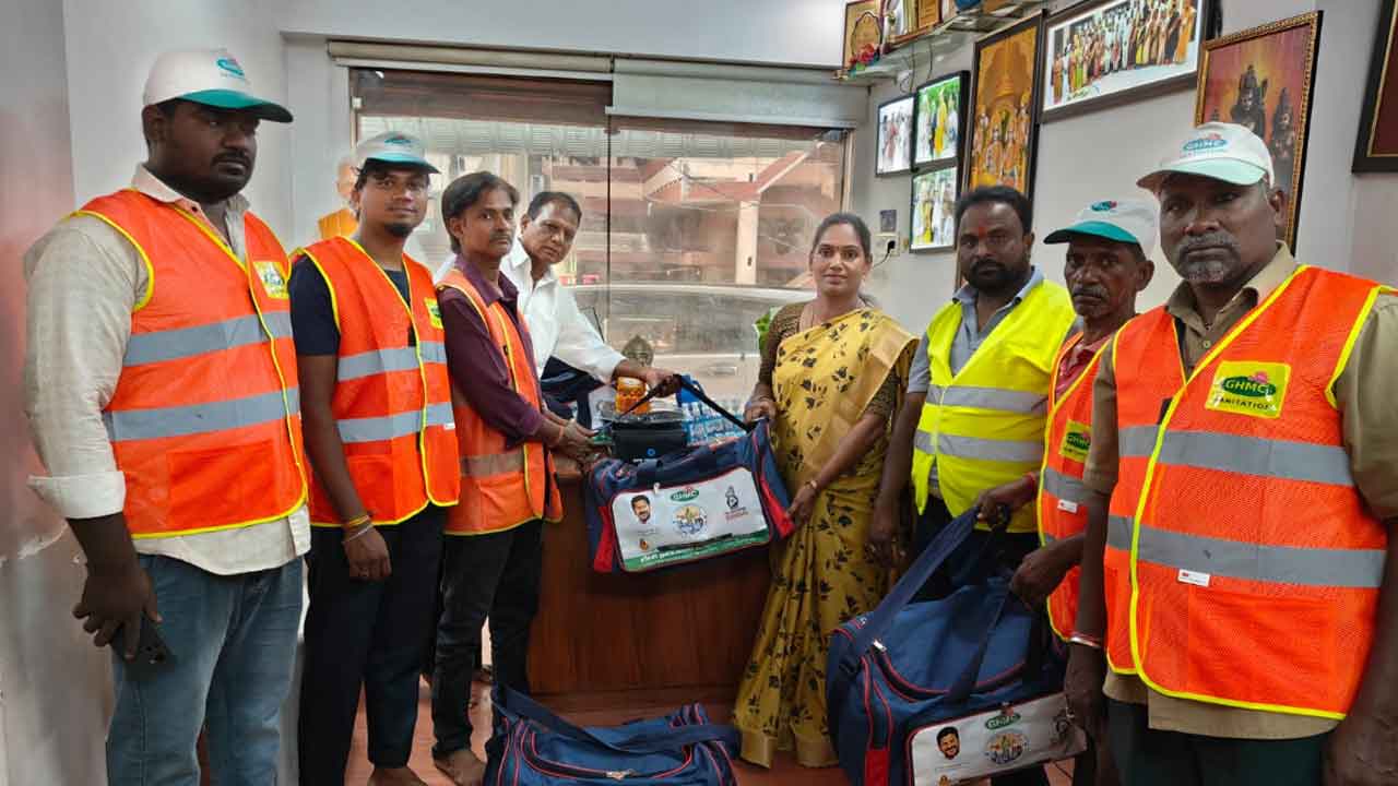  Sanitation workers | పారిశుధ్య కార్మికులకు వ్యక్తిగత రక్షణ పరికరాల పంపిణీ