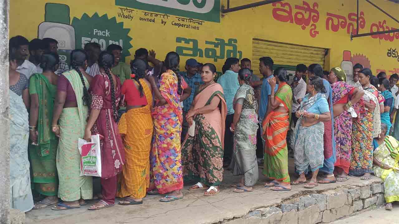 రైతులకు తప్పని తిప్పలు.. మళ్లీ యూరియా కోసం కష్టాలు