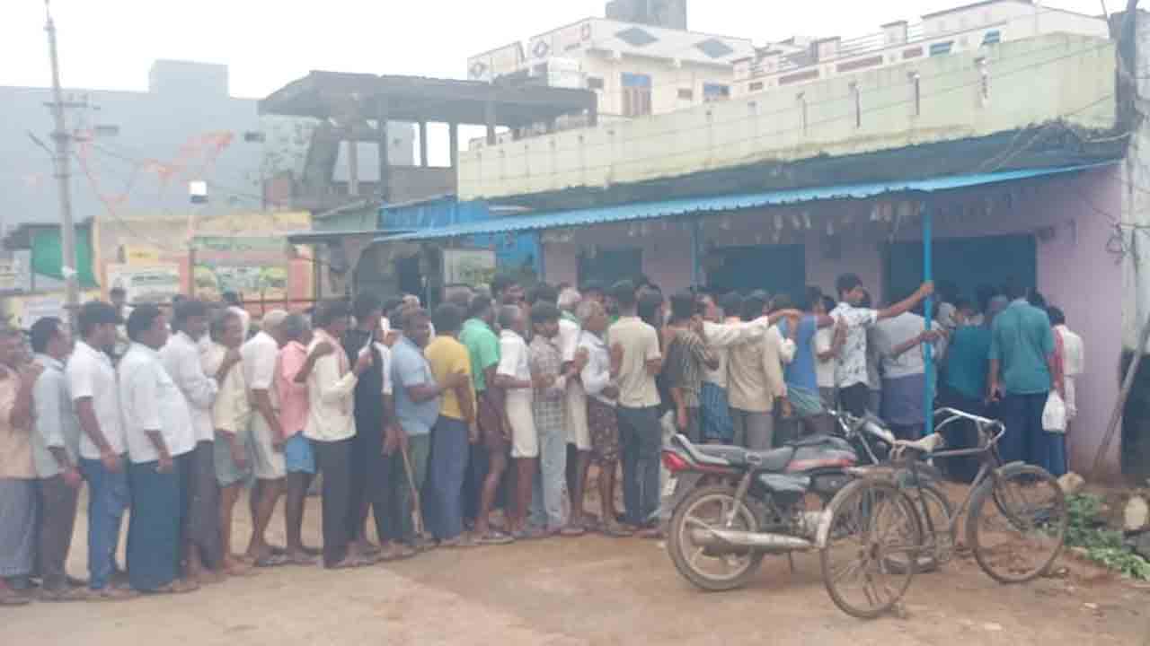 Nallabelly | నల్లబెల్లిలో యూరియా కోసం బారులు తీరిన రైతులు