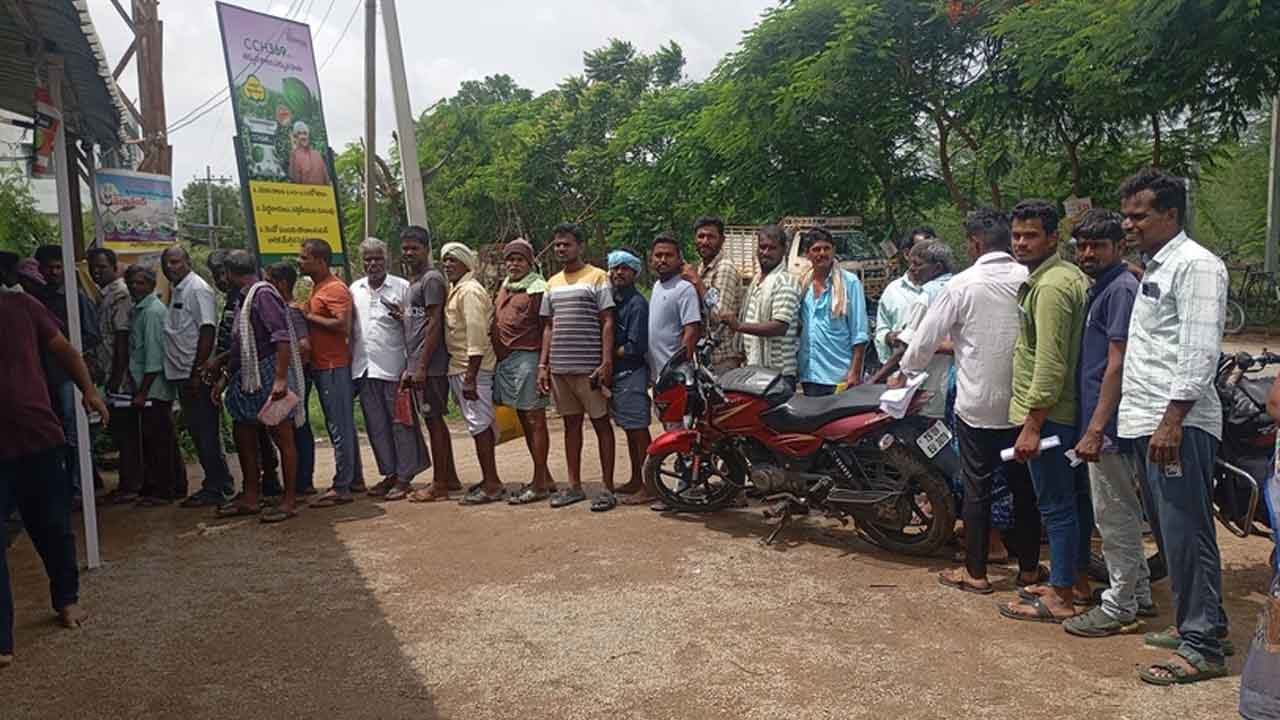 Urea | యూరియా కోసం రైతులకు తప్పని తిప్పలు.. క్యూలైన్‌లో నిలిచిన దొరకని ఎరువులు