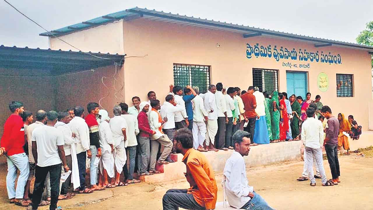 యూరియా కష్టాలు తీరేదెప్పుడు?