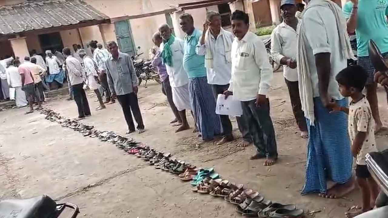 Parakala | యూరియా కోసం తప్పని తిప్పలు ..క్యూలో చెప్పులు పెట్టి రైతుల నిరీక్షణ