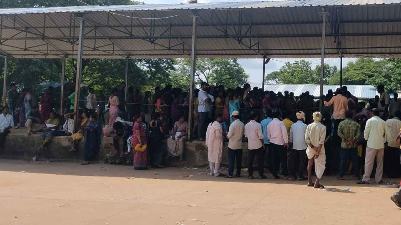 యూరియా బస్తాల కోసం బారులు