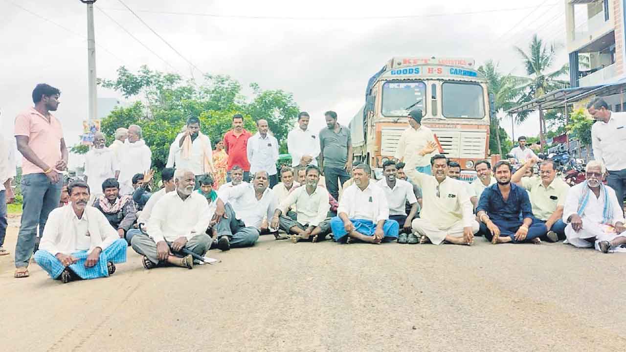 యూరియా కోసం రోడ్డెక్కిన రైతులు