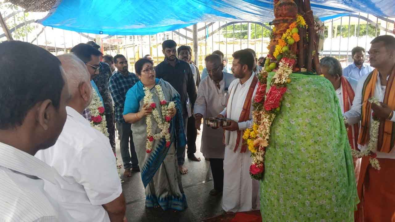 వన దేవతలను దర్శించుకున్న శైలజ రామయ్యర్‌