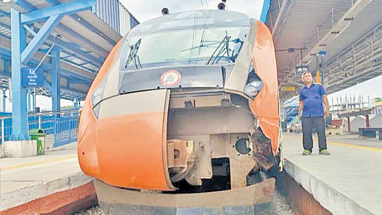 ఎద్దును ఢీకొట్టిన వందేభారత్‌.. స్వల్పంగా దెబ్బతిన్న ట్రెయిన్‌ ఇంజిన్‌ ముందు భాగం