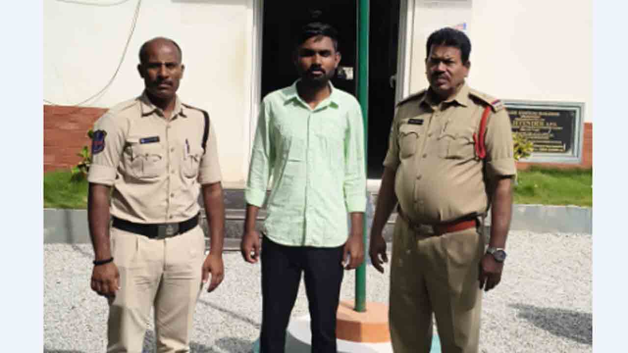 PDSU | కాంగ్రెస్ అక్రమ అరెస్టులకు భయపడేది లేదు..: పీడీఎస్‌యూ నేత సంతోష్‌