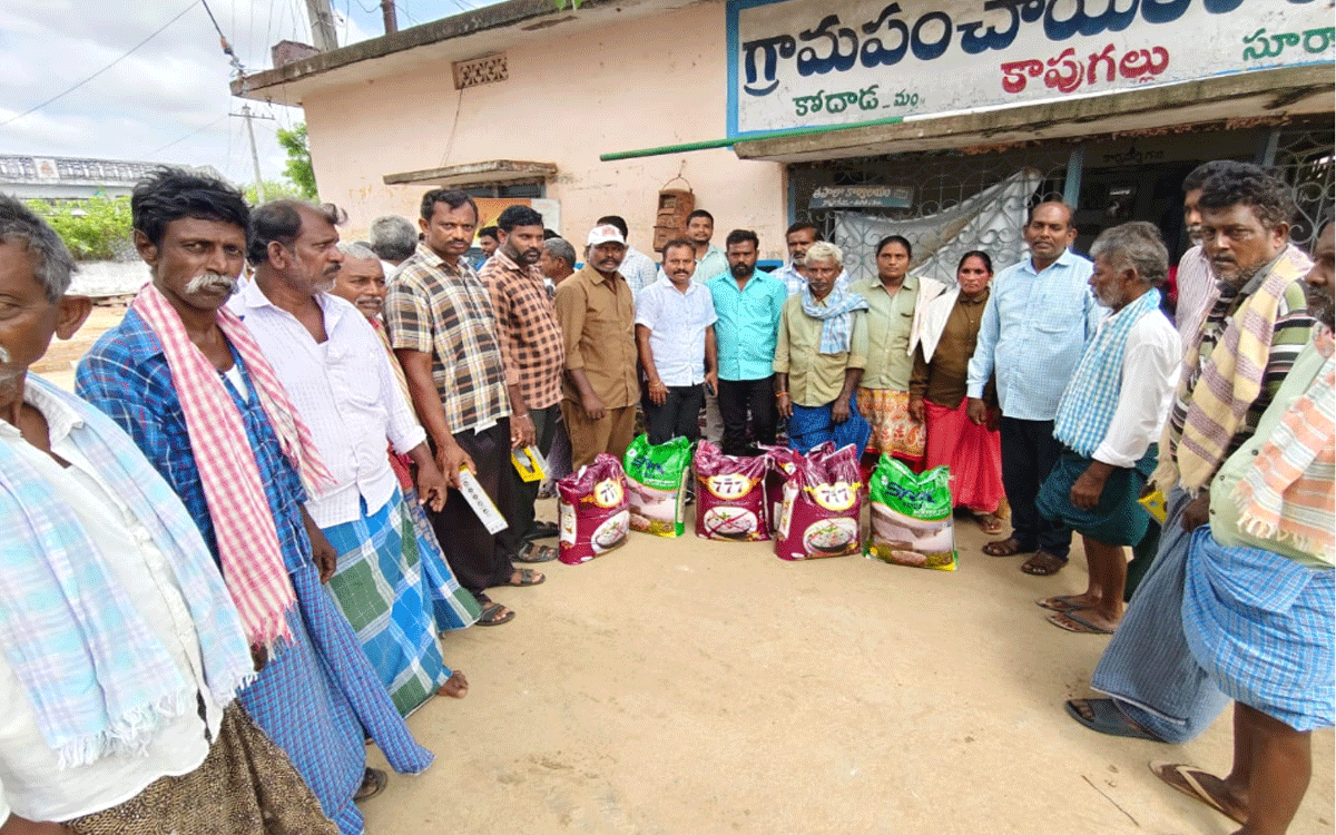 Kodada Rural : కాపుగల్లు పంచాయ‌తీ కార్మికులకు బియ్యం పంపిణీ