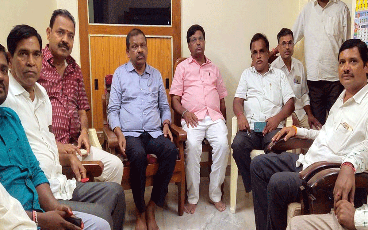 Gattuppal : కాంగ్రెస్ తొత్తులుగా అధికారులు : మాజీ జడ్పీటీసీ కర్నాటి వెంకటేశం