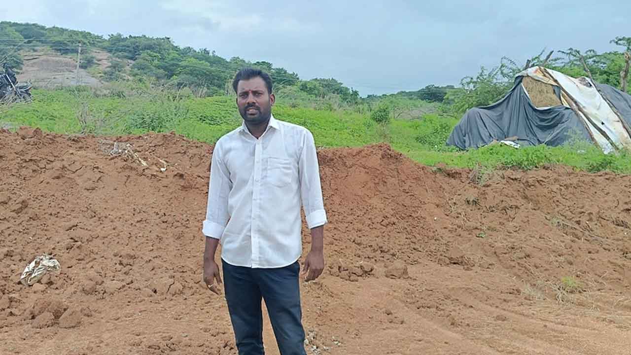 Ellareddypeta | రైతుకు తెలియకుండానే మట్టి తరలింపు.. న్యాయం చేయాలని వేడుకోలు