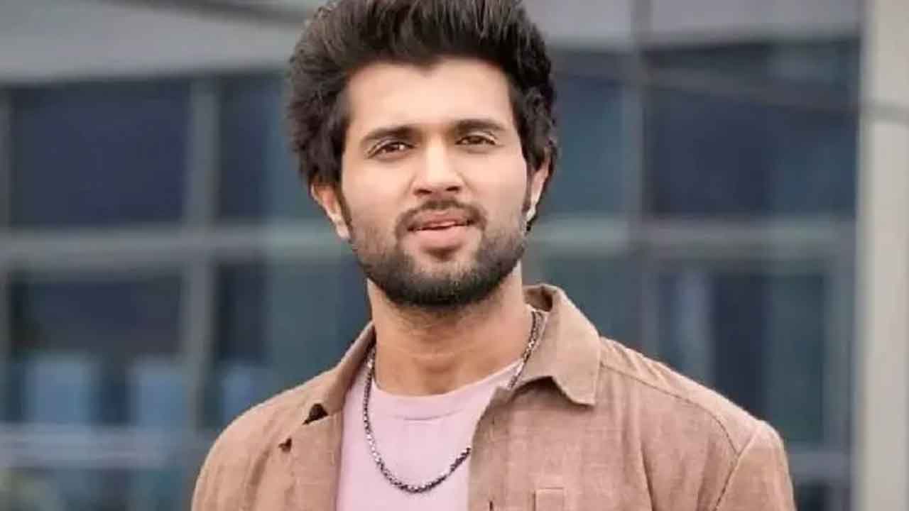 విజయ్‌ దేవరకొండపై ఎస్టీ కమిషన్‌ ఆగ్రహం