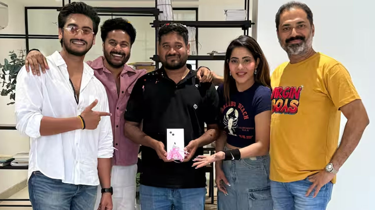 Virgin Boys | చెప్పిన‌ట్టే ఓ ప్రేక్ష‌కుడికి ఐ ఫోన్ గిఫ్ట్‌గా ఇచ్చిన నిర్మాత‌.. మ‌రో ప‌ది మందికి కూడా…