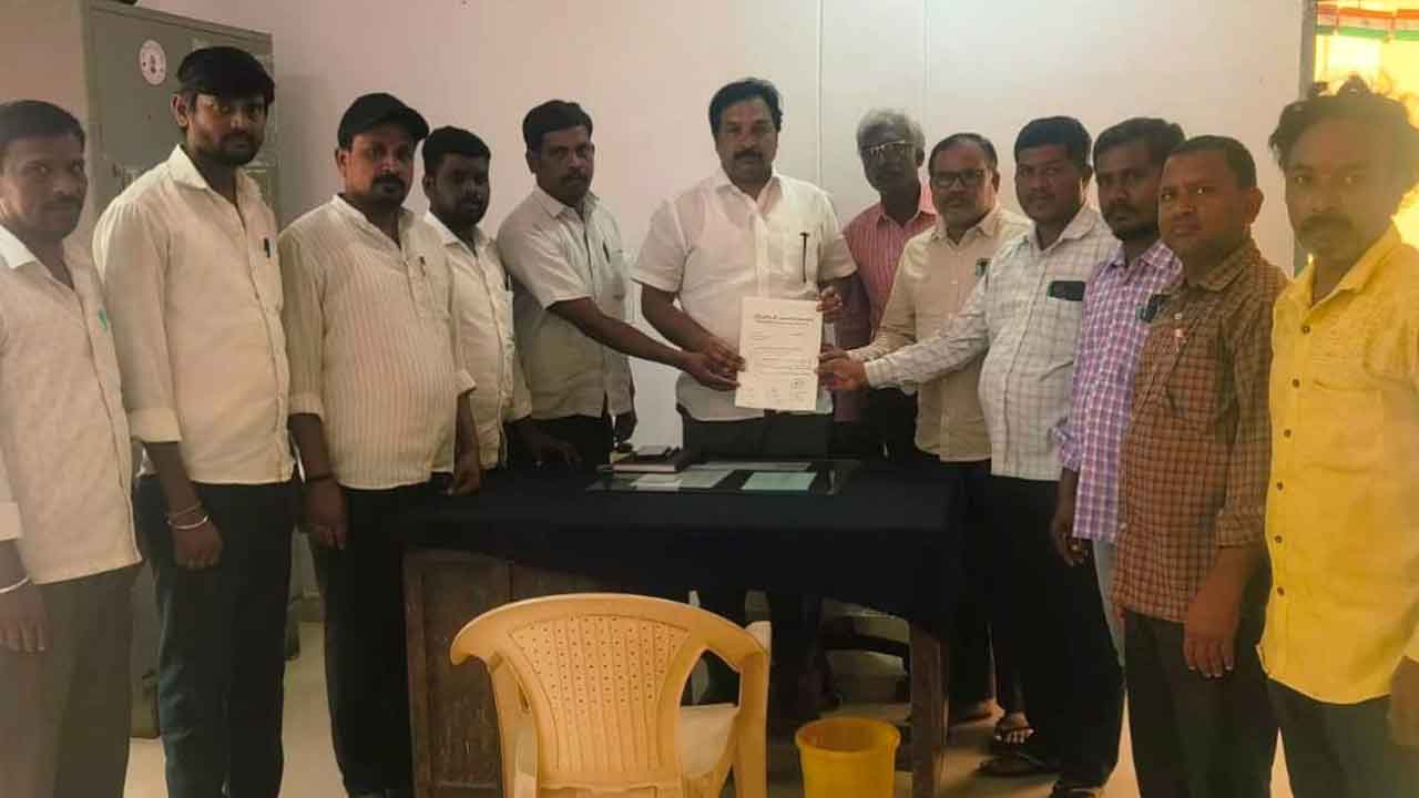 Field assistants | నాలుగు నెలల జీతాలు చెల్లించండి : ఫీల్డ్‌ అసిస్టెంట్లు